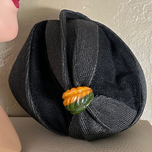PRECIOUS FRENCH 1930s BLACK STRAW MILITARY STYLE CAP + STUNNING BAKELITE BROOCH main image 6
